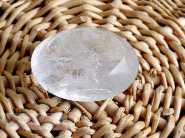 Handgeschliffene Bergkristall Handschmeichler (Himalaya)