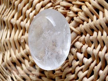 Handgeschliffene Bergkristall Handschmeichler (Himalaya)