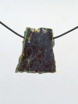 Handgeschliffener Granat-Pyroxenit (Eklogit) Anhänger