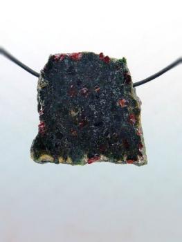 Handgeschliffener Granat-Pyroxenit (Eklogit) Anhänger