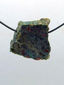Handgeschliffener Granat-Pyroxenit (Eklogit) Anhänger
