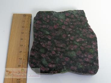 Preview: Handgeschliffene Granat-Pyroxenit (Eklogit) Scheibe - Einzelstück