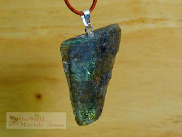 Preview: Labradorit Schmuckanhänger, mit Silberöse - handgeschliffen - ein Einzelstück