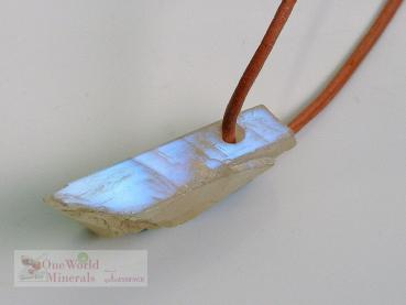 Preview: Rosa Mondstein Schmuckanhänger,  beidseitig handgeschliffen, mit seitlichem Blauschimmer - Einzelstück