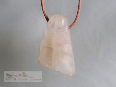 Preview: Rosa Mondstein Schmuckanhänger,  beidseitig handgeschliffen, mit seitlichem Blauschimmer - Einzelstück