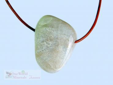 Preview: Mondstein aus Tansania, Schmuckanhänger mit seitlichem Blauschimmer - Einzelstück