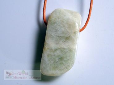 Preview: Mondstein aus Tansania, Schmuckanhänger mit seitlichem Blauschimmer  - Einzelstück