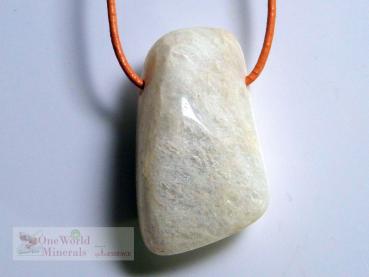 Preview: Mondstein aus Tansania, Schmuckanhänger mit seitlichem Blauschimmer  - Einzelstück