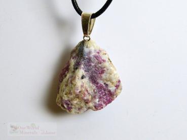 Preview: Roter Turmalin in Quarz , handgeschliffen, große Silberöse,  Unikat