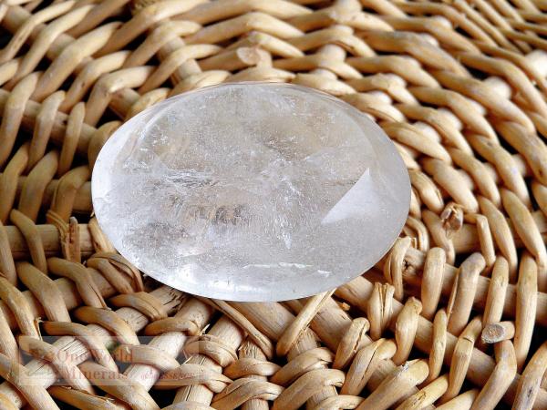 Handgeschliffene Bergkristall Handschmeichler (Himalaya)