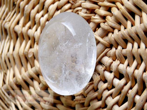Handgeschliffene Bergkristall Handschmeichler (Himalaya)