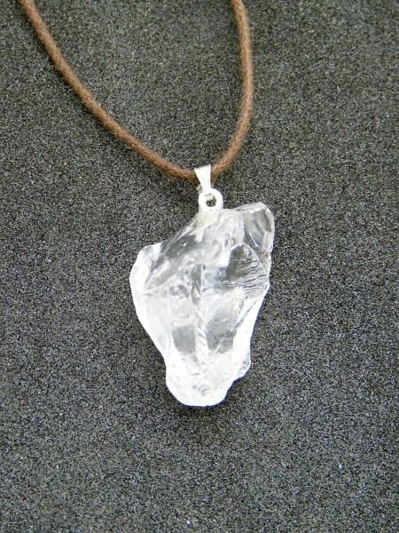 Bergkristall Edelstein-Anhänger, roh belassen, Silberöse, Einzelstück