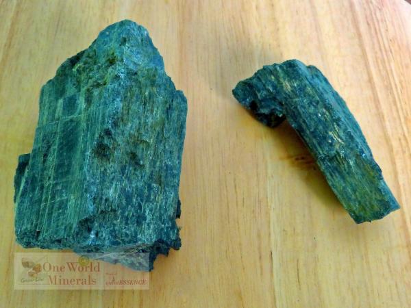 2 Epidot-Kristallstücke, Himalaya - Unikate