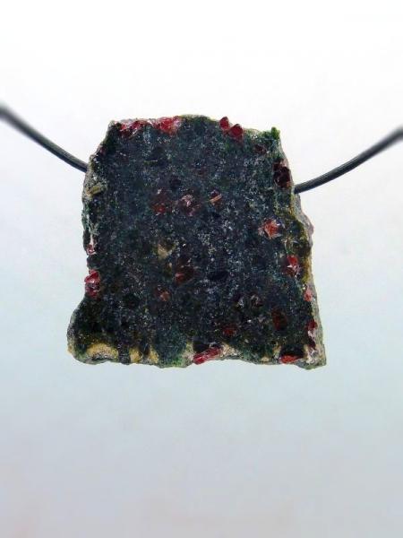 Handgeschliffener Granat-Pyroxenit (Eklogit) Anhänger