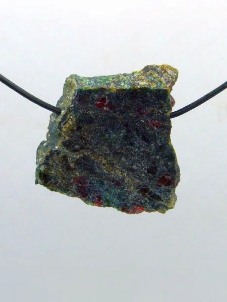 Handgeschliffener Granat-Pyroxenit (Eklogit) Anhänger
