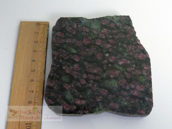 Handgeschliffene Granat-Pyroxenit (Eklogit) Scheibe - Einzelstück