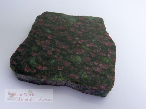 Handgeschliffene Granat-Pyroxenit (Eklogit) Scheibe - Einzelstück