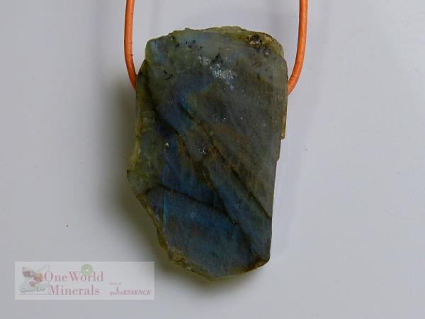 Labradorit Schmuckanhänger - handgeschliffen, die Rückseite ist roh belassen - ein Einzelstück