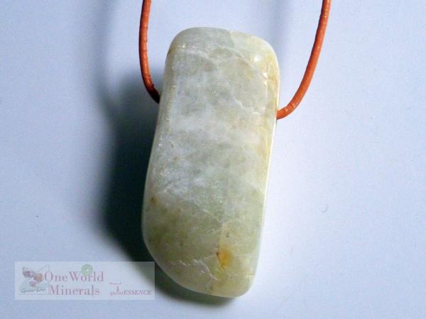 Mondstein aus Tansania, Schmuckanhänger mit seitlichem Blauschimmer  - Einzelstück