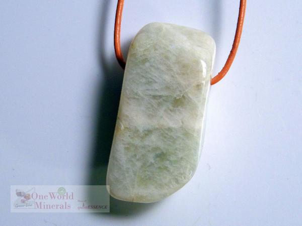 Mondstein aus Tansania, Schmuckanhänger mit seitlichem Blauschimmer  - Einzelstück