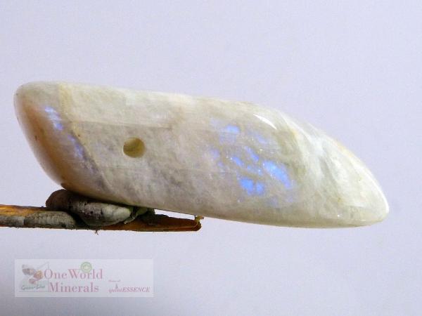 Mondstein aus Tansania, Schmuckanhänger mit seitlichem Blauschimmer  - Einzelstück
