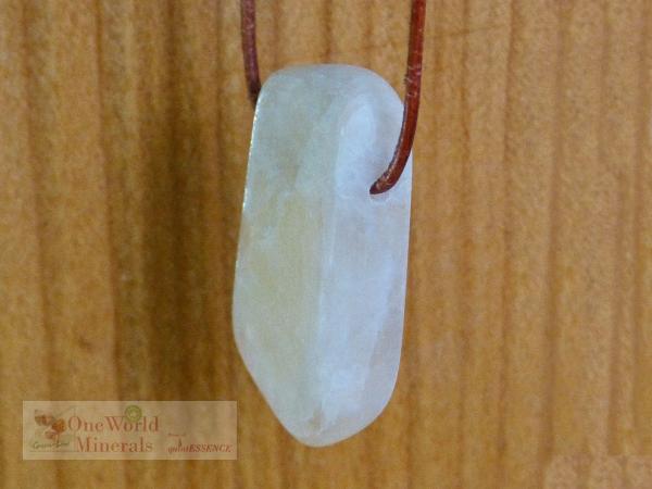 Mondstein aus Tansania, Schmuckanhänger mit seitlichem Blauschimmer  - Einzelstück