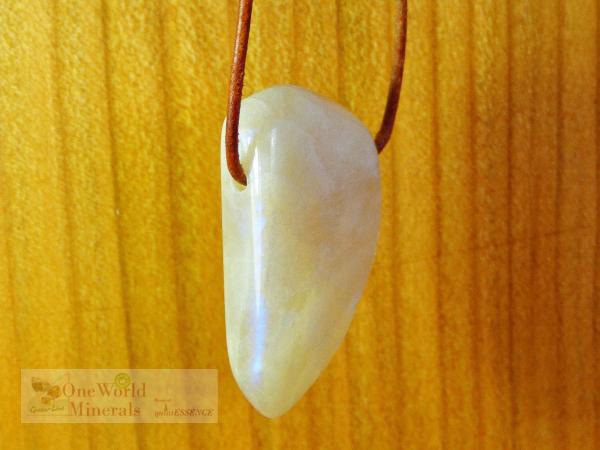 Mondstein aus Tansania, Schmuckanhänger mit seitlichem Blauschimmer  - Einzelstück