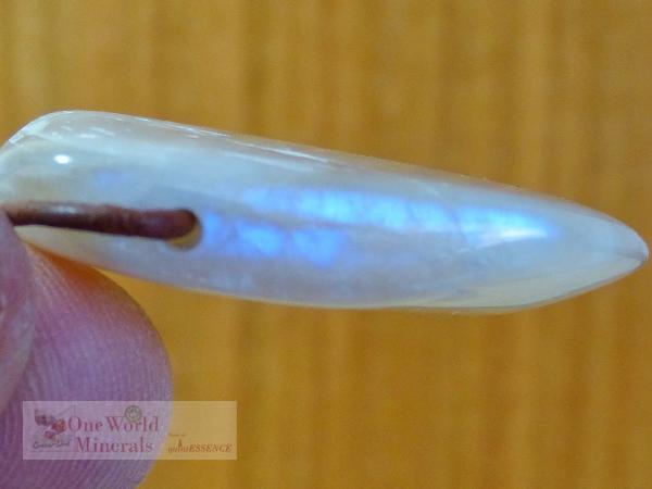 Mondstein aus Tansania, Schmuckanhänger mit seitlichem Blauschimmer  - Einzelstück