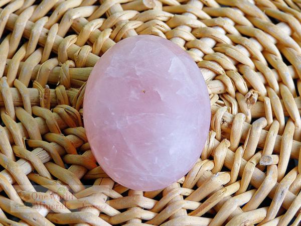 Handgeschliffene Rosenquarz Handschmeichler (Madagascar)