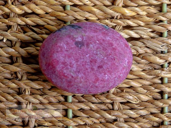 Handgeschliffene Rhodonit Handschmeichler (Madagascar)