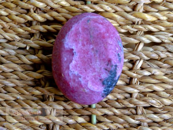 Handgeschliffene Rhodonit Handschmeichler (Madagascar)