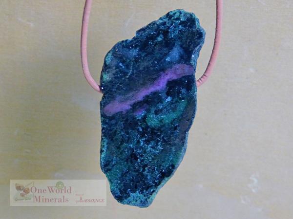 Rubin Zoisit - Anhänger, handgeschliffen - ein Einzelstück