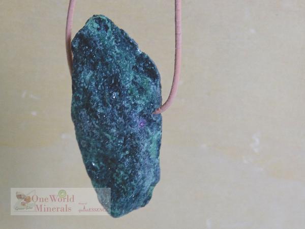 Rubin Zoisit - Anhänger, handgeschliffen - ein Einzelstück